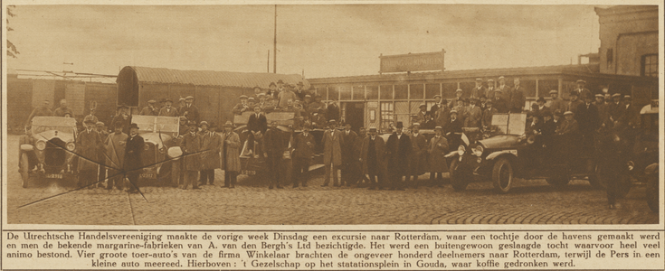 870686 Afbeelding van leden van de Utrechtsche Handelsvereeniging (U.H.V.) bij hun automobielen op het Stationsplein te ...